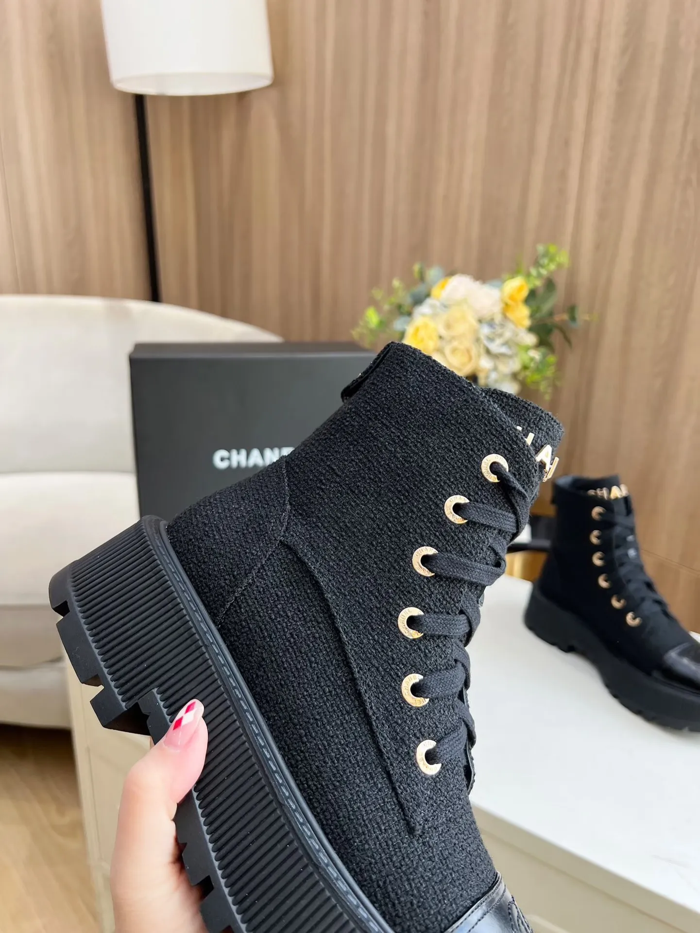 👟👟Ex-factory price 560👟👟 The original model of the new autumn and winter Chanel ankle boots✅ The strap design is super easy to put on and take off, the toe logo is electro-embroidered, the tongue is also a metal brand logo, fabric: special material, lining/foot pads: cow lining, ultra-light rubber non-slip and wear-resistant outsole, color: black, white, blue, code number: 34-41 (34, 41 need to be customized) Packaging: cloth bag card